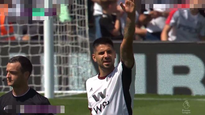 23赛季传奇！詹姆斯戴纪念臂章重返首秀地，湖人赛后制球星卡纪念